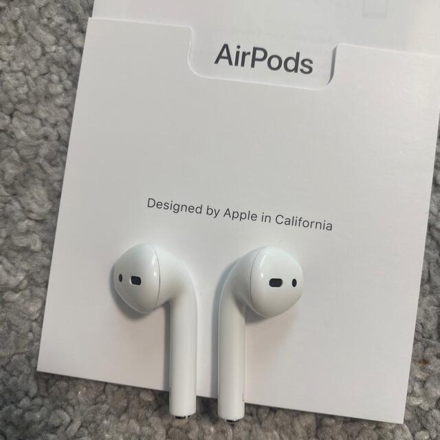 Apple(アップル)のApple AirPods 第2世代　正規品　箱付き　説明書あり スマホ/家電/カメラのオーディオ機器(ヘッドフォン/イヤフォン)の商品写真