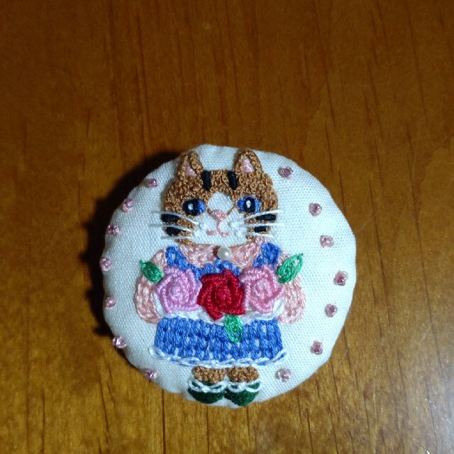 手縫い刺繍猫ブローチ ハンドメイドのアクセサリー(コサージュ/ブローチ)の商品写真