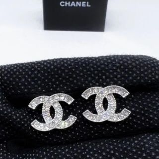 シャネル(CHANEL)のヴィンテージ　シャネル　ボタンイヤリング　(イヤリング)