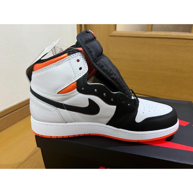 NIKE(ナイキ)の24.5 NIKE GS AIR JORDAN 1 RETRO HIGH OG  レディースの靴/シューズ(スニーカー)の商品写真