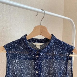 エイチアンドエム(H&M)のノースリーブシャツ(シャツ/ブラウス(半袖/袖なし))