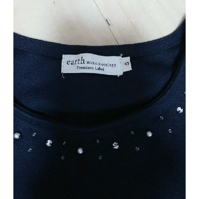 earth music & ecology(アースミュージックアンドエコロジー)の紺色 ネイビー  パール ストーン フリル 半袖 レディースのトップス(Tシャツ(半袖/袖なし))の商品写真