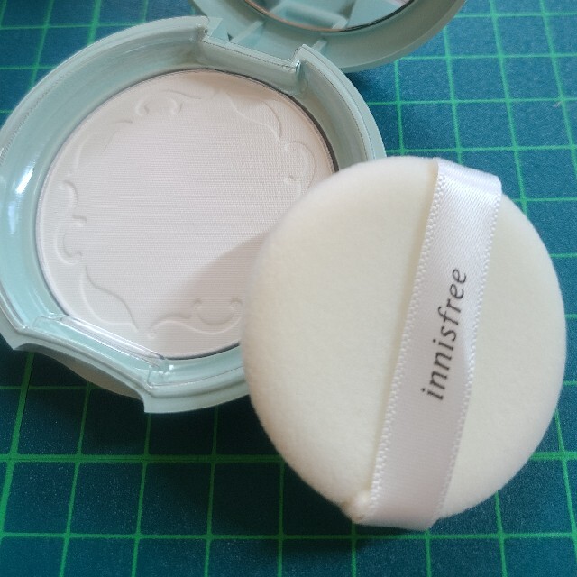 Innisfree(イニスフリー)のイニスフリーノーセバムミネラルパクト新品２個セット コスメ/美容のベースメイク/化粧品(フェイスパウダー)の商品写真