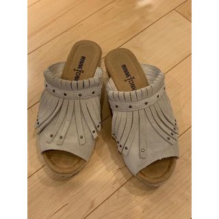 ミネトンカ(Minnetonka)のMINNETONKA 厚底サンダル　ベージュ(サンダル)