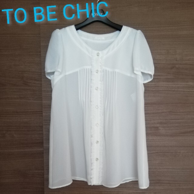 TO BE CHIC(トゥービーシック)の【TO BE CHIC】フラワーボタン　フリルブラウス　チュニック レディースのトップス(シャツ/ブラウス(半袖/袖なし))の商品写真