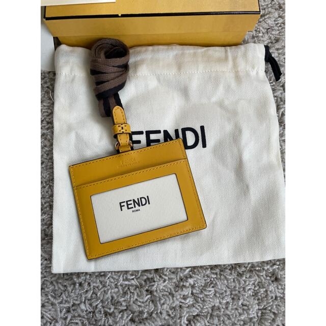 FENDI(フェンディ)のFENDI カードネームフォルダー　イエロー レディースのファッション小物(名刺入れ/定期入れ)の商品写真