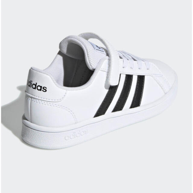 adidas(アディダス)のアディダス　スニーカー キッズ/ベビー/マタニティのキッズ靴/シューズ(15cm~)(スニーカー)の商品写真