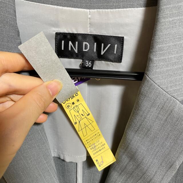 INDIVI(インディヴィ)のINDIVI スーツ　上下セット　グレー　ストライプ　36 レディースのフォーマル/ドレス(スーツ)の商品写真