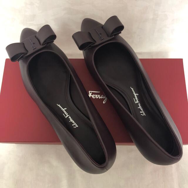 Salvatore Ferragamo(サルヴァトーレフェラガモ)の新品　紫国内未発売　フェラガモ　フラットパンプス　VIVA 24 cm 6.5D レディースの靴/シューズ(ハイヒール/パンプス)の商品写真