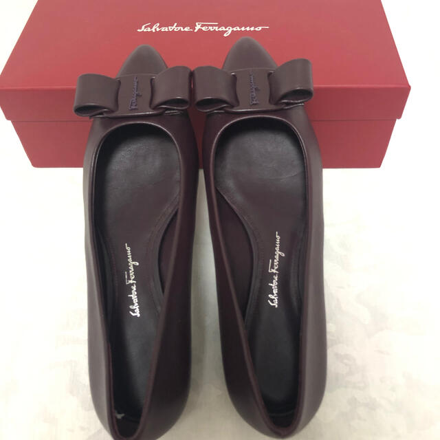 Salvatore Ferragamo(サルヴァトーレフェラガモ)の新品　紫国内未発売　フェラガモ　フラットパンプス　VIVA 24 cm 6.5D レディースの靴/シューズ(ハイヒール/パンプス)の商品写真