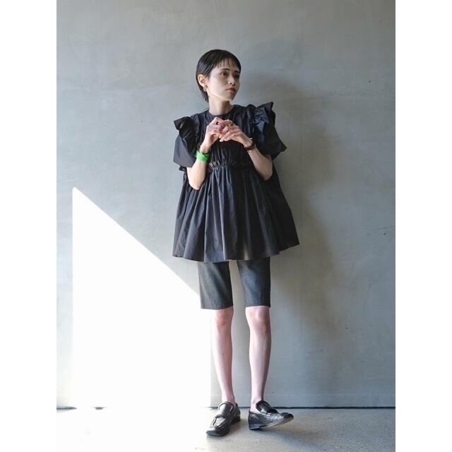 新品】MECREメクル ギャザーフリルブラウスブラック 新品】MECREメクル ギャザーフリルブラウスブラック