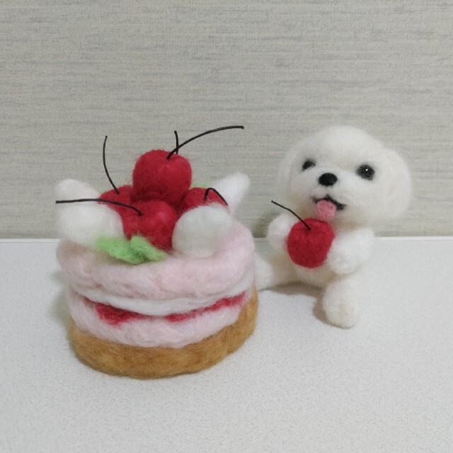 マスコット羊毛フェルト　犬　マルチーズ　さくらんぼのムース　ハンドメイド