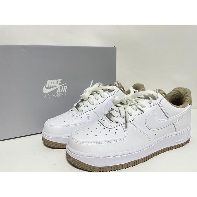 NIKE(ナイキ)の【新品】24㎝　NIKE AIR FORCE 1 ’07 ホワイト/カーキ メンズの靴/シューズ(スニーカー)の商品写真