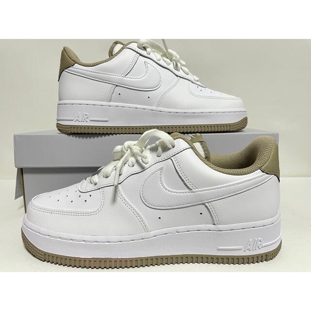 NIKE(ナイキ)の【新品】24㎝　NIKE AIR FORCE 1 ’07 ホワイト/カーキ メンズの靴/シューズ(スニーカー)の商品写真