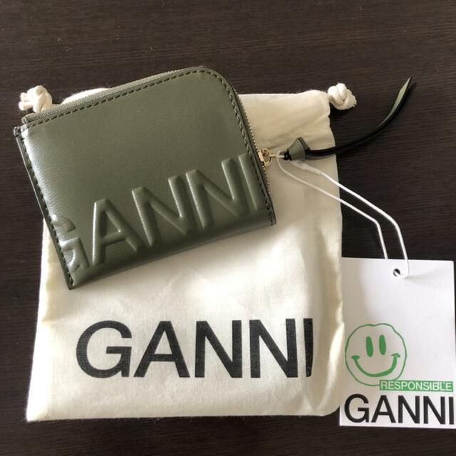 GANNI ガニー エンボスロゴコンパクトウォレット ミニ財布 折り畳み財布 | フリマアプリ ラクマ