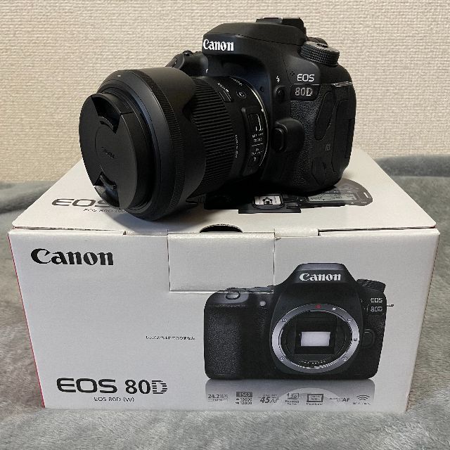 Canon(キヤノン)のEOS 80D(W) ボディ ＋ ズームレンズ、単焦点レンズ3本セット スマホ/家電/カメラのカメラ(デジタル一眼)の商品写真