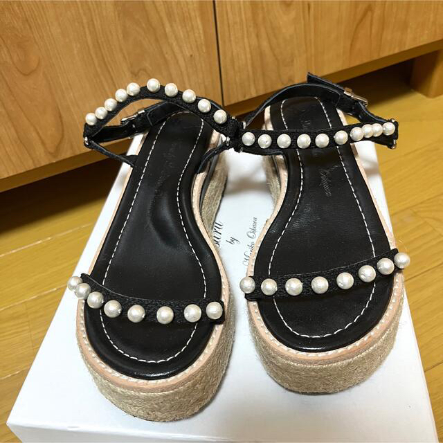 美品☆箱 保存袋有り ツルバイマリコオイカワ パールサンダル ブラック