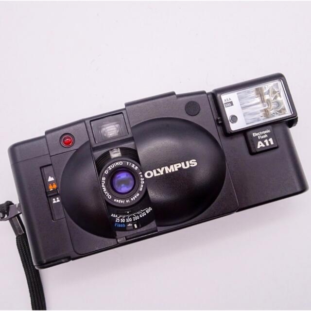 OLYMPUS(オリンパス)の【ひな様専用】 OLYMPUS XA2＋A11 ストロボ  フィルムカメラ スマホ/家電/カメラのカメラ(フィルムカメラ)の商品写真