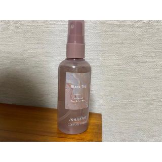 イニスフリー(Innisfree)の【新品】イニスフリー パフュームド ボディ＆ヘアミスト ブラックティー(ヘアウォーター/ヘアミスト)