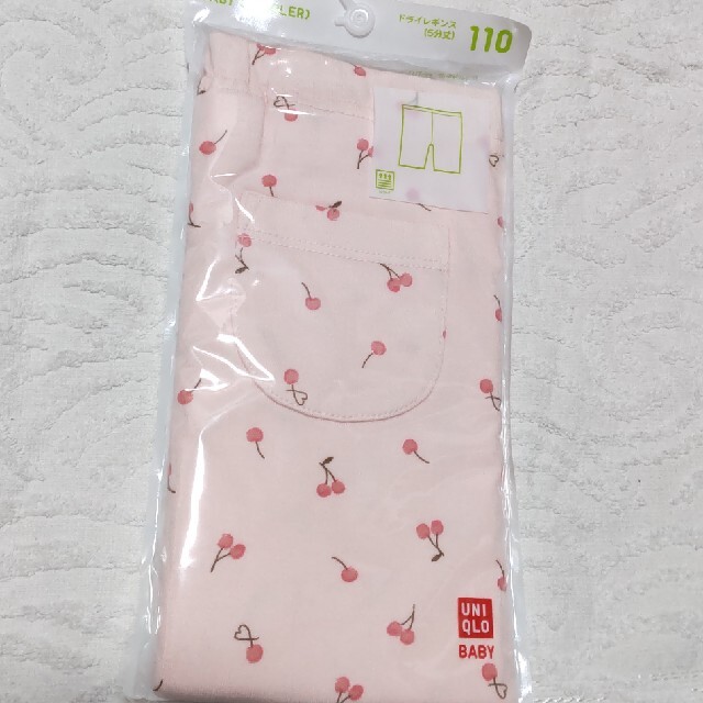 UNIQLO(ユニクロ)の①新品　UNIQLOベビーレギンスさくらんぼ柄（5分丈）②子どもサンダル キッズ/ベビー/マタニティのキッズ服女の子用(90cm~)(パンツ/スパッツ)の商品写真