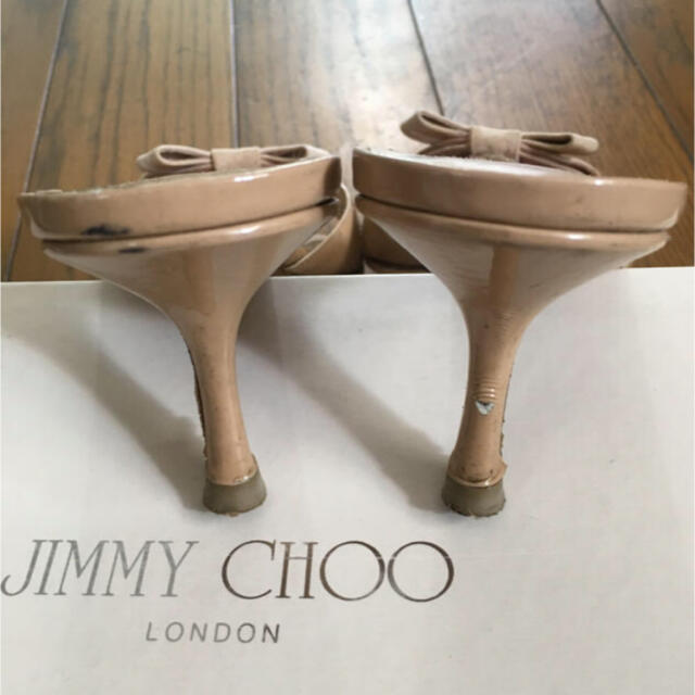 JIMMY CHOO(ジミーチュウ)のJIMMY CHOOパテント ベージュミュール エナメル サンダル レディースの靴/シューズ(ミュール)の商品写真