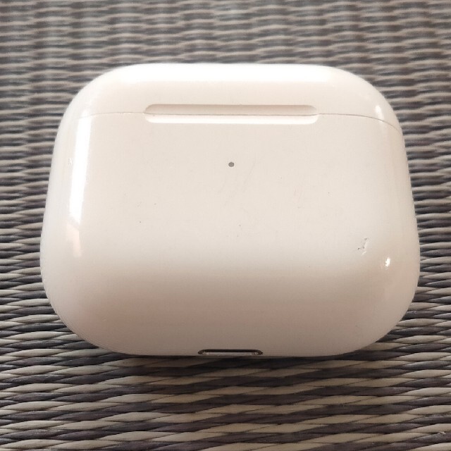 Apple(アップル)のAirPods 充電ケースのみ (第三世代) スマホ/家電/カメラのオーディオ機器(ヘッドフォン/イヤフォン)の商品写真