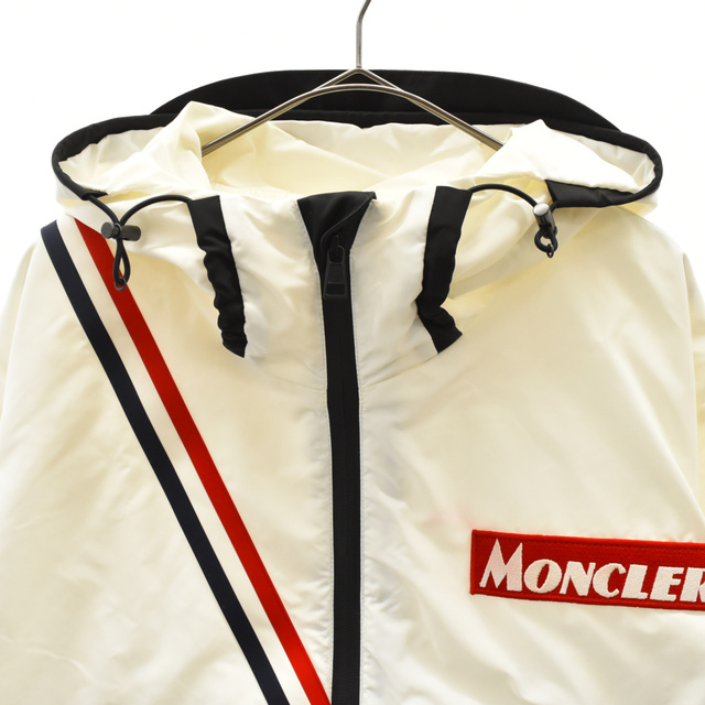 MONCLER(モンクレール)のMONCLER モンクレール TRAKEHNERトラッケネ 胸元ロゴワッペン付 ジップアップ フーディ ジャケット ホワイト メンズのジャケット/アウター(フライトジャケット)の商品写真