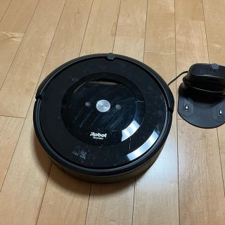 アイロボット(iRobot)のルンバe5(掃除機)