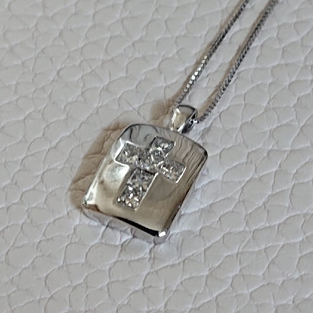 レディースPt900   ダイヤモンド クロスネックレス