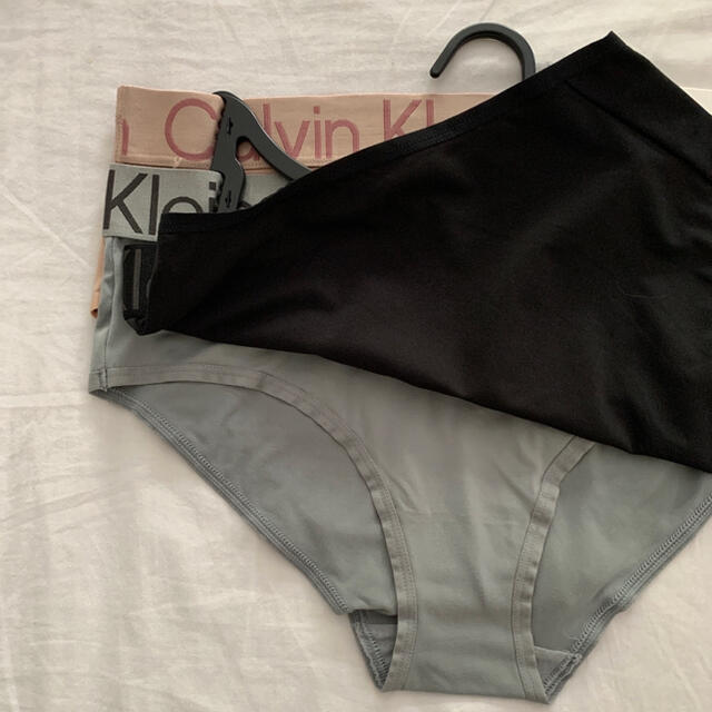 Calvin Klein(カルバンクライン)の新品　カルバンクライン　ビキニ　3枚組マルチカラー　S   レディースの下着/アンダーウェア(ショーツ)の商品写真