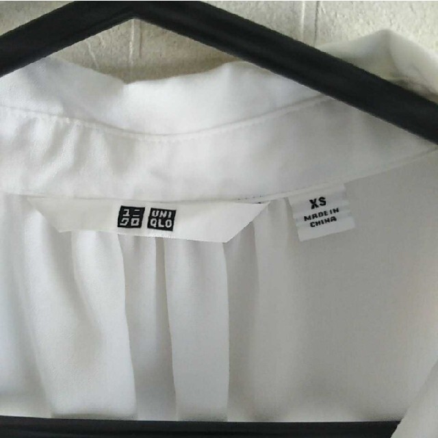 UNIQLO(ユニクロ)のUNIQLO スキッパー レーヨン ブラウス トップス xs (S) ホワイト レディースのトップス(シャツ/ブラウス(半袖/袖なし))の商品写真