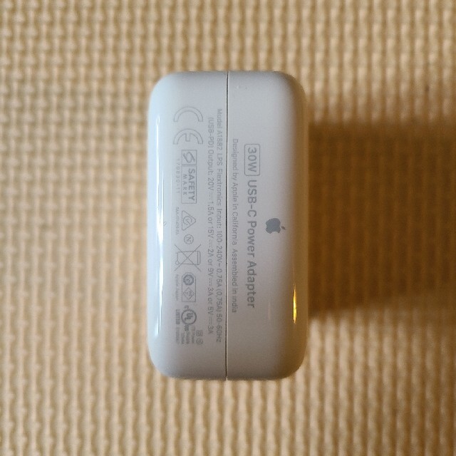 Apple(アップル)のApple 電源アダプター 30w スマホ/家電/カメラのスマートフォン/携帯電話(バッテリー/充電器)の商品写真