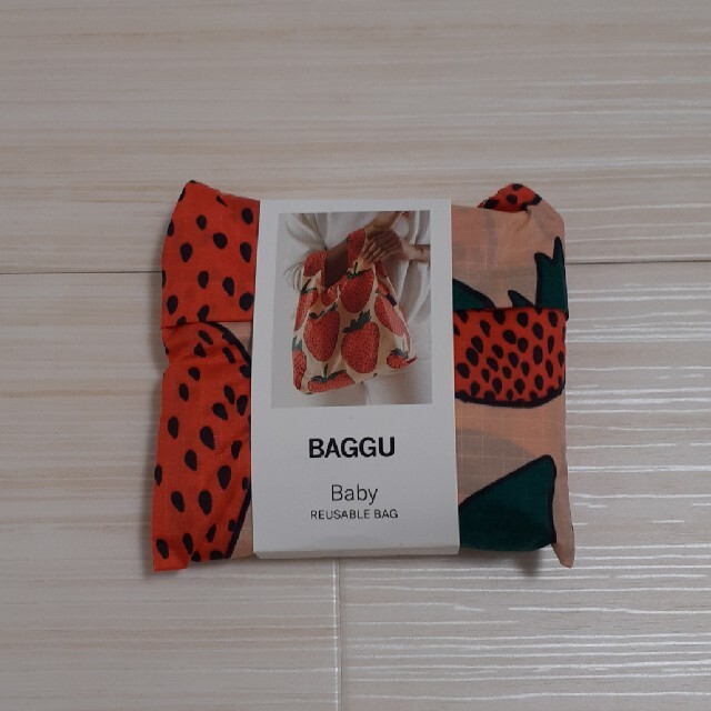 BAGGU(バグゥ)のBAGGU バグー Baby strawberry エコバッグ バグゥ 苺柄 レディースのバッグ(エコバッグ)の商品写真