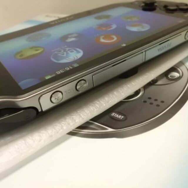 PlayStation Vita(プレイステーションヴィータ)のPSVITA PCH-1000 エンタメ/ホビーのゲームソフト/ゲーム機本体(携帯用ゲーム機本体)の商品写真