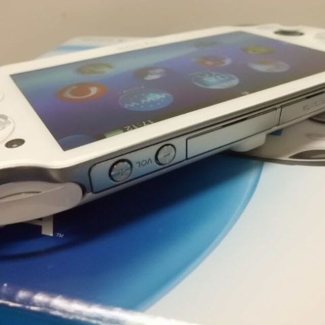 PlayStation Vita(プレイステーションヴィータ)のPSVITA PCH-1000 エンタメ/ホビーのゲームソフト/ゲーム機本体(携帯用ゲーム機本体)の商品写真