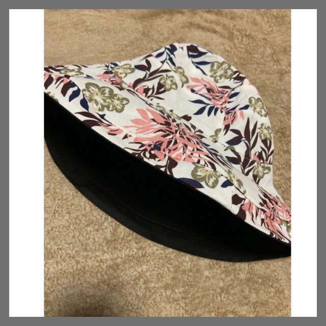 新品バケットハット 花柄 リバーシブル 帽子 レディース UVカット 黒 レディースの帽子(ハット)の商品写真