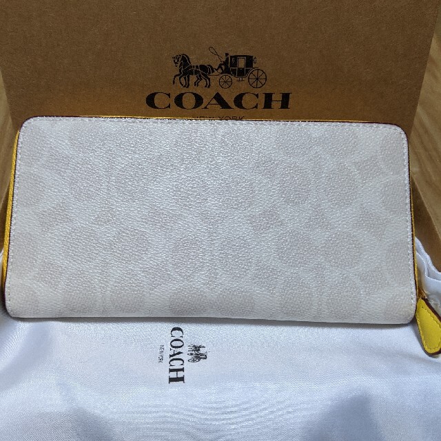 COACH(コーチ)のCOACH長財布　白系シグネチャー　中は黄色 レディースのファッション小物(財布)の商品写真