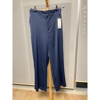 ユニクロ(UNIQLO)の☆ユニクロ☆ サテンリラックスストレートパンツ(L)Blue(カジュアルパンツ)