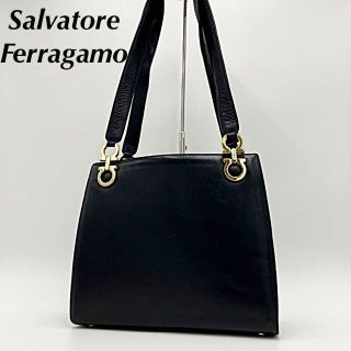 サルヴァトーレフェラガモ(Salvatore Ferragamo)の【Ferragamo】セミショルダーバッグ ブラック ガンチーニ(ショルダーバッグ)