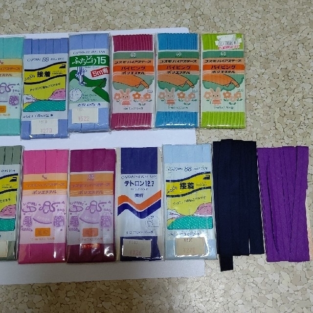 B「服飾資材」バイアステープ　18袋＋２ ハンドメイドの素材/材料(各種パーツ)の商品写真