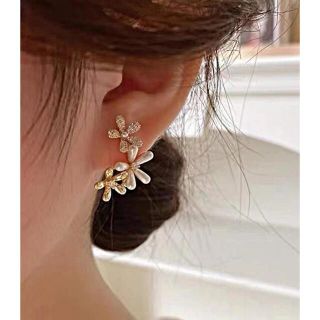 ピアス　花柄　新品未使用(ピアス)