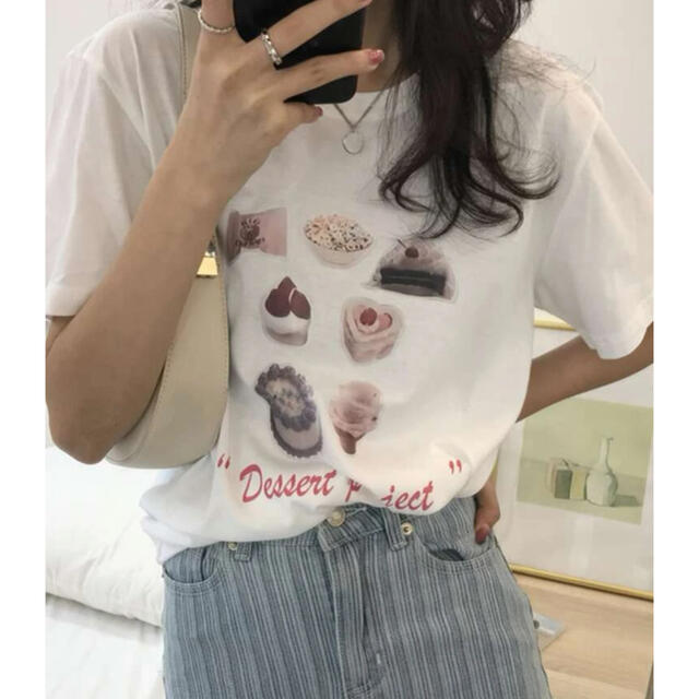 ZARA(ザラ)のアルファベット✖︎ケーキ　パターンプリントドロップショルダーTシャツ　 レディースのトップス(Tシャツ(半袖/袖なし))の商品写真