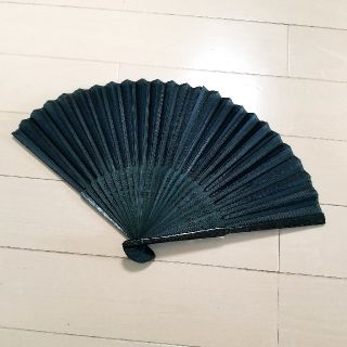 ① 新品 黒×黒ラメ 無地 扇子 ◆ 浴衣 着物 お祭り 花火大会(和装小物)