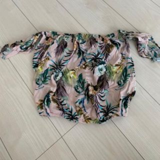 ベルシュカ(Bershka)のBershka オフショル　花柄　トップス(カットソー(半袖/袖なし))