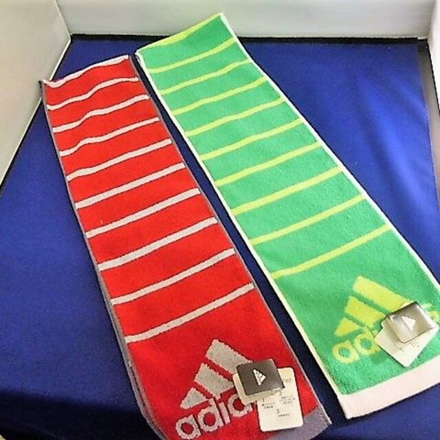 adidas(アディダス)の2枚）赤＆緑）長さ120cm）アディダス★マフラータオル タオルマフラー抗菌防臭 インテリア/住まい/日用品の日用品/生活雑貨/旅行(タオル/バス用品)の商品写真