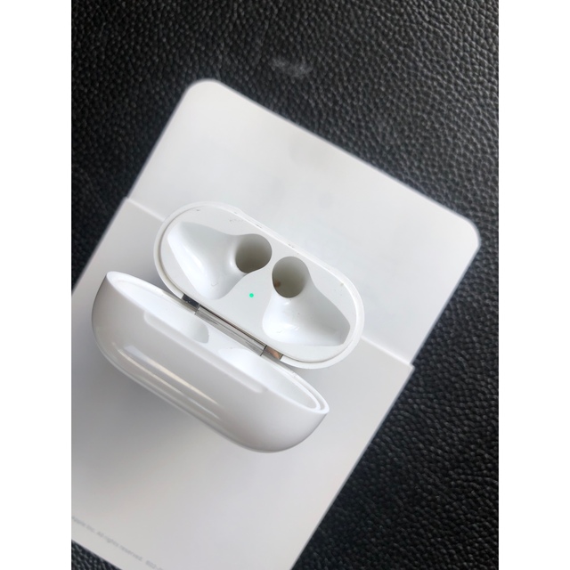 Apple(アップル)のApple AirPods イヤホン充電ケースのみ　正規品動作確認済A1602 スマホ/家電/カメラのオーディオ機器(ヘッドフォン/イヤフォン)の商品写真