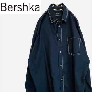ベルシュカ(Bershka)の【キレイめカジュアル好き向け】Bershka ホワイトステッチブラックシャツ(シャツ)