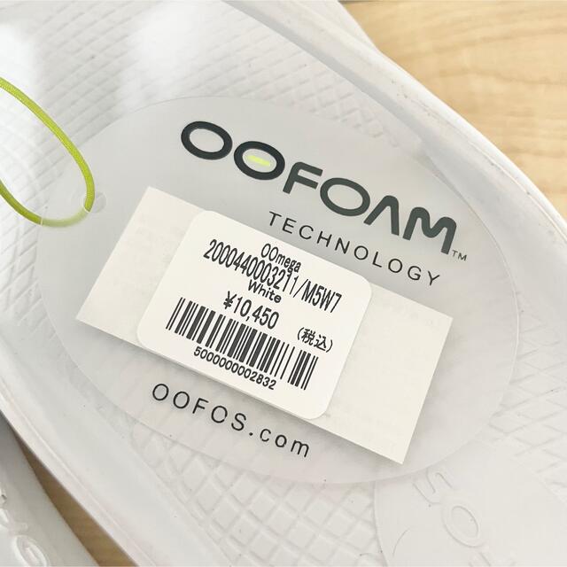 OOFOS(ウーフォス)のoofos OOmega リカバリーサンダル　ホワイト レディースの靴/シューズ(サンダル)の商品写真