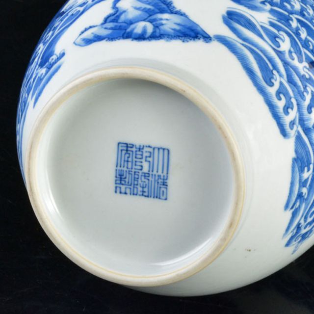 中国 大清乾隆年製 青花 人物文 長頸瓶 M R4724B 中国 大清乾隆年製 青花 人物文 長頸瓶 M R4724B