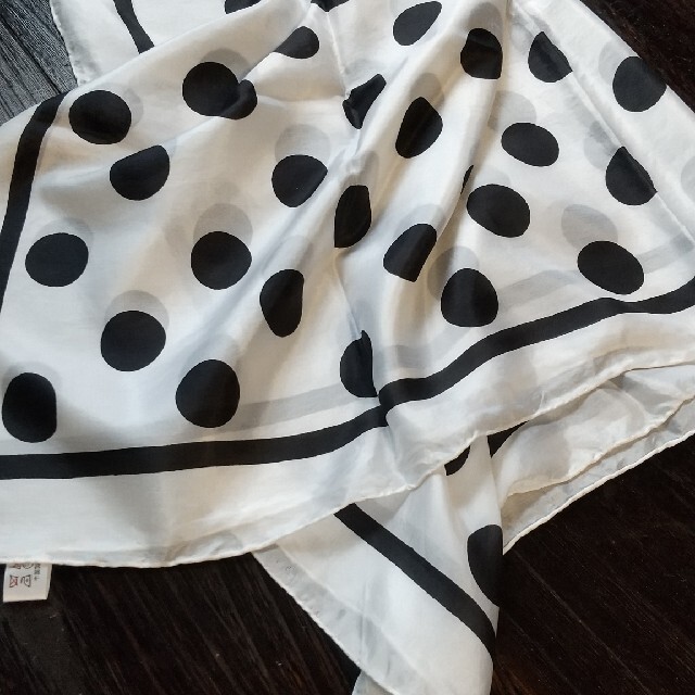 スカーフ  シルク１００%   白地黒ドット レディースのファッション小物(バンダナ/スカーフ)の商品写真